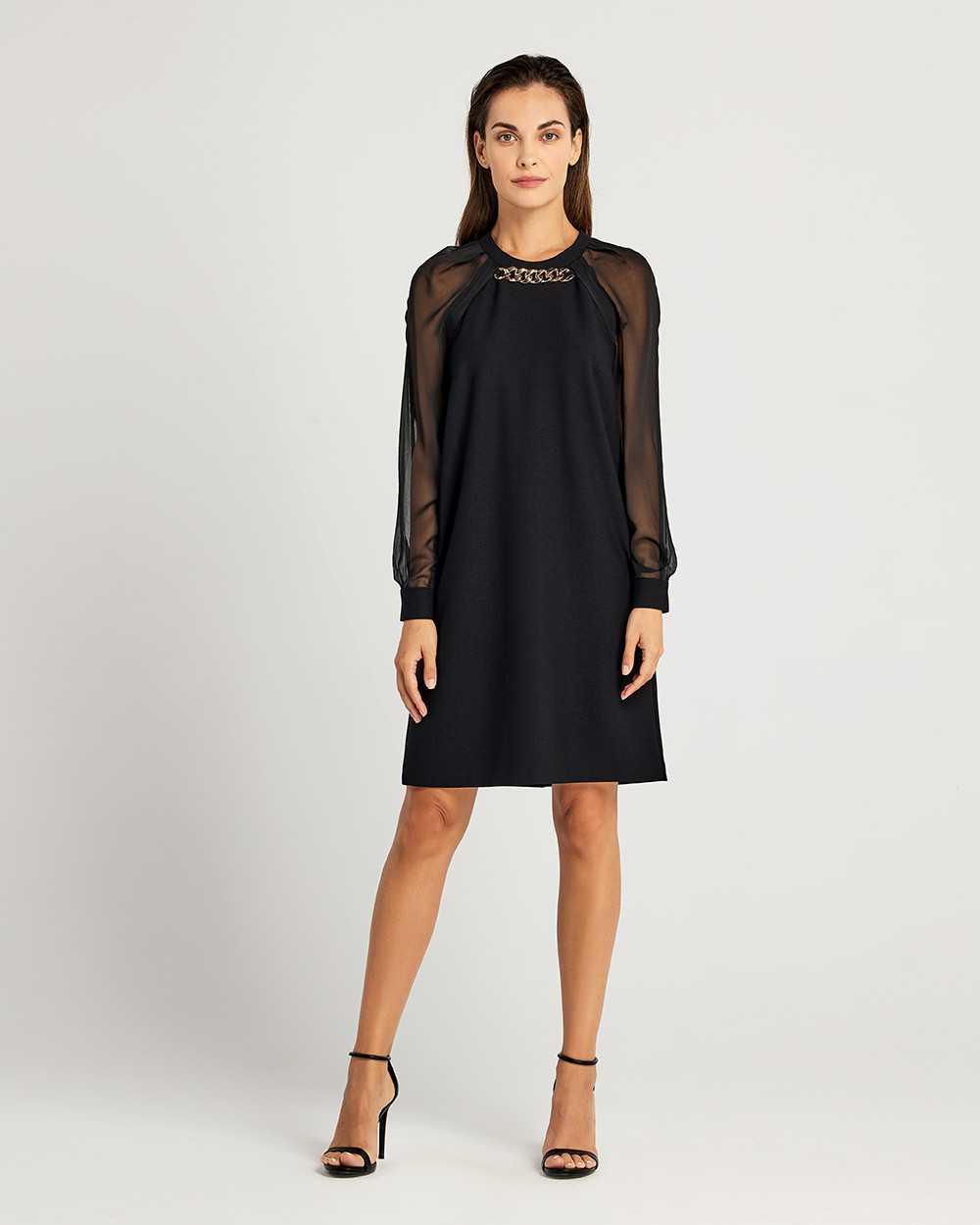 Φόρεμα με χρυσή αλυσίδα και διαφάνεια στα μανίκια