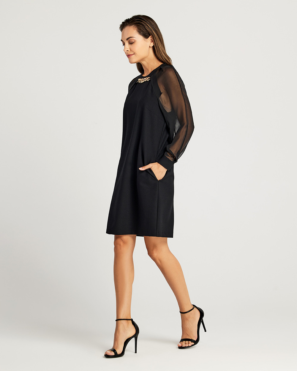 Φόρεμα με χρυσή αλυσίδα και διαφάνεια στα μανίκια