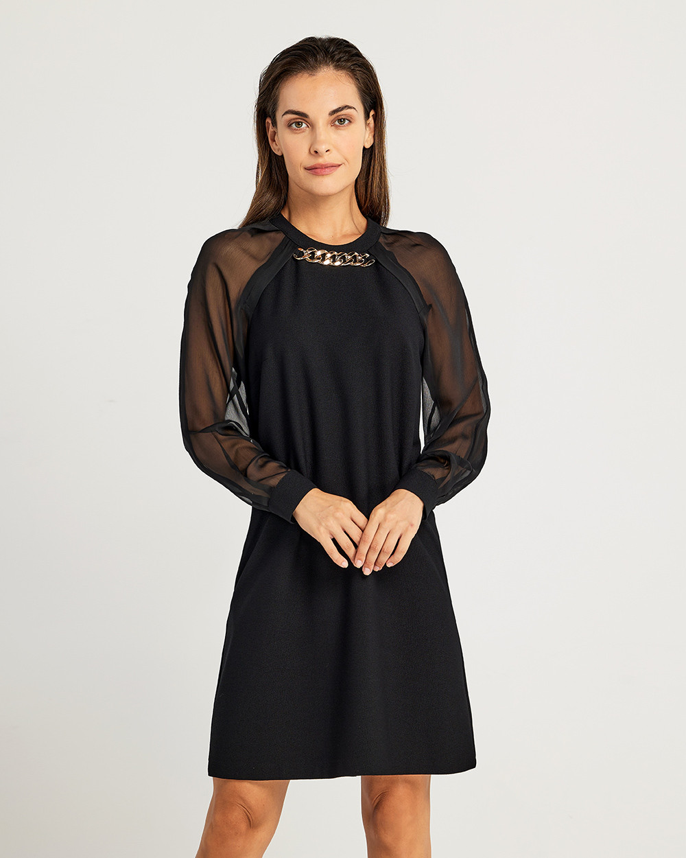 Φόρεμα με χρυσή αλυσίδα και διαφάνεια στα μανίκια