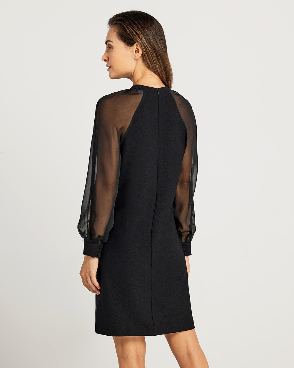 Φόρεμα με χρυσή αλυσίδα και διαφάνεια στα μανίκια