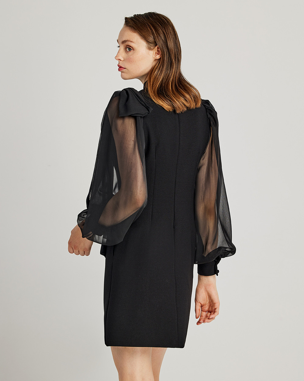 Φόρεμα με διαφάνεια στα μανίκια