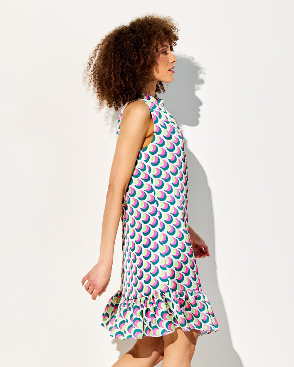 Φόρεμα σε γεωμετρικό print με βολάν στο τελείωμα