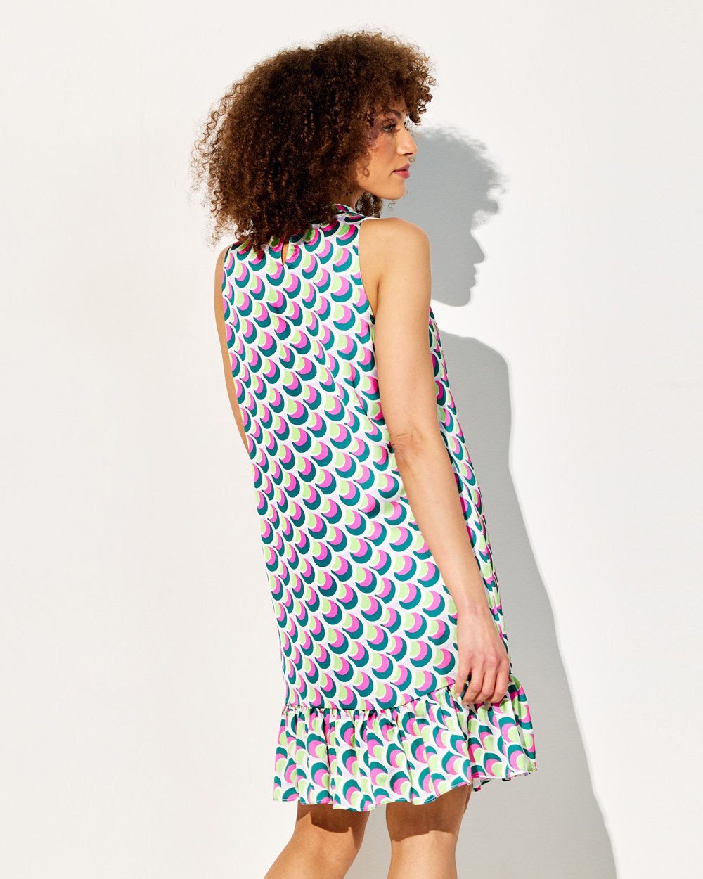 Φόρεμα σε γεωμετρικό print με βολάν στο τελείωμα