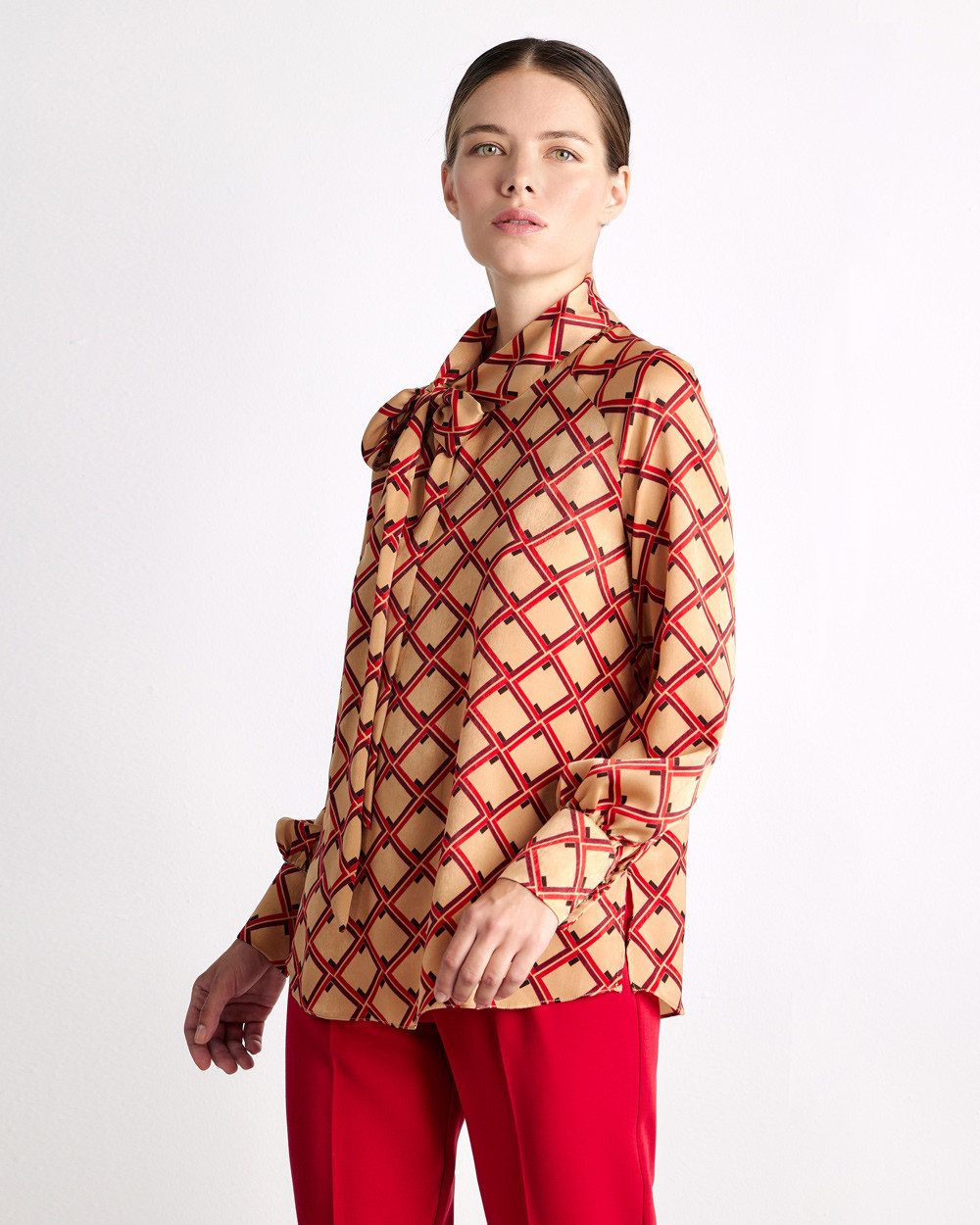 Μπλούζα σε γεωμετρικό εμπριμέ