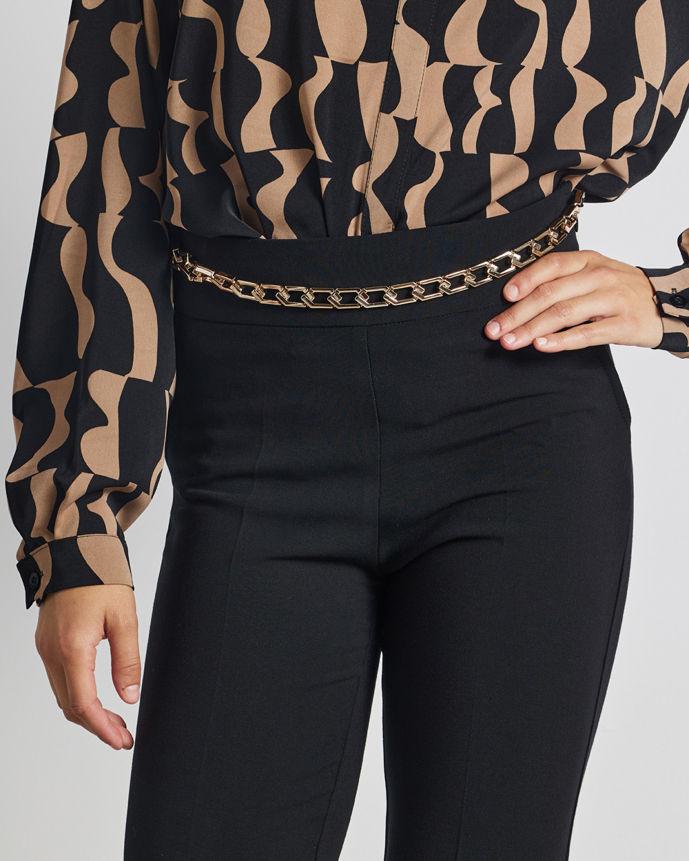 Παντελόνι με χρυσή αλυσίδα