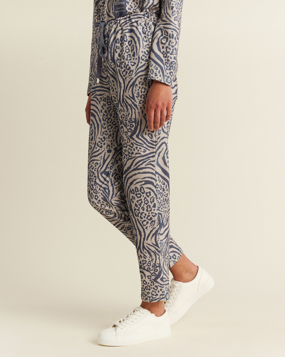 Παντελόνι εμπριμέ τύπου φόρμας