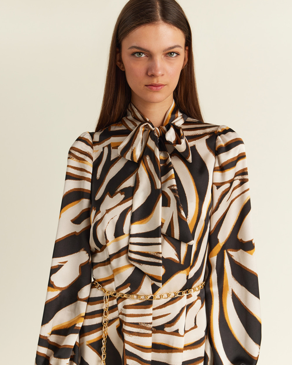 Φόρεμα midi satin με δέσιμο στο λαιμό