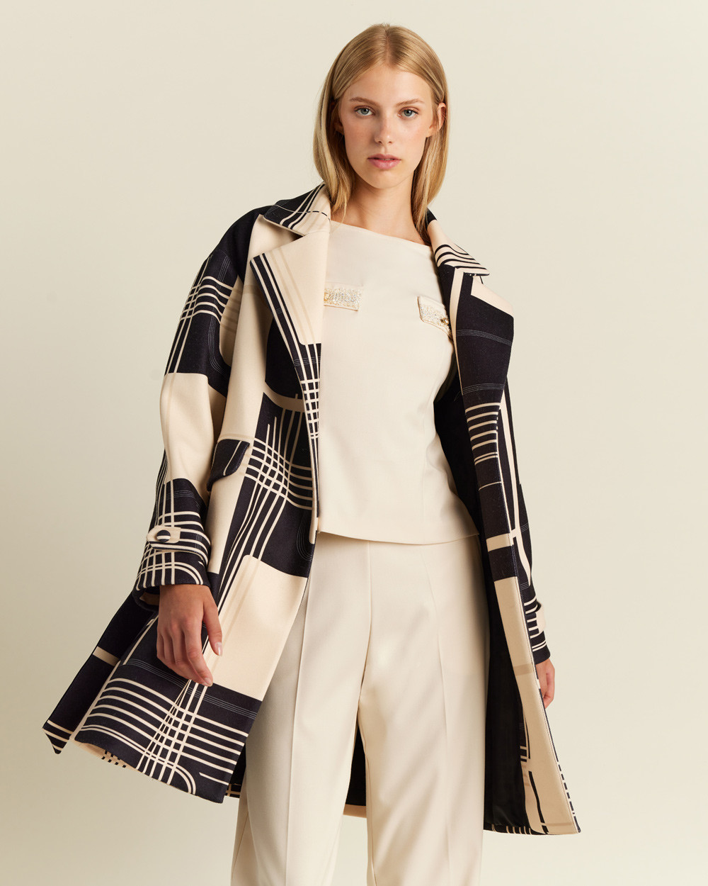 Παλτό με γεωμετρικά σχέδια