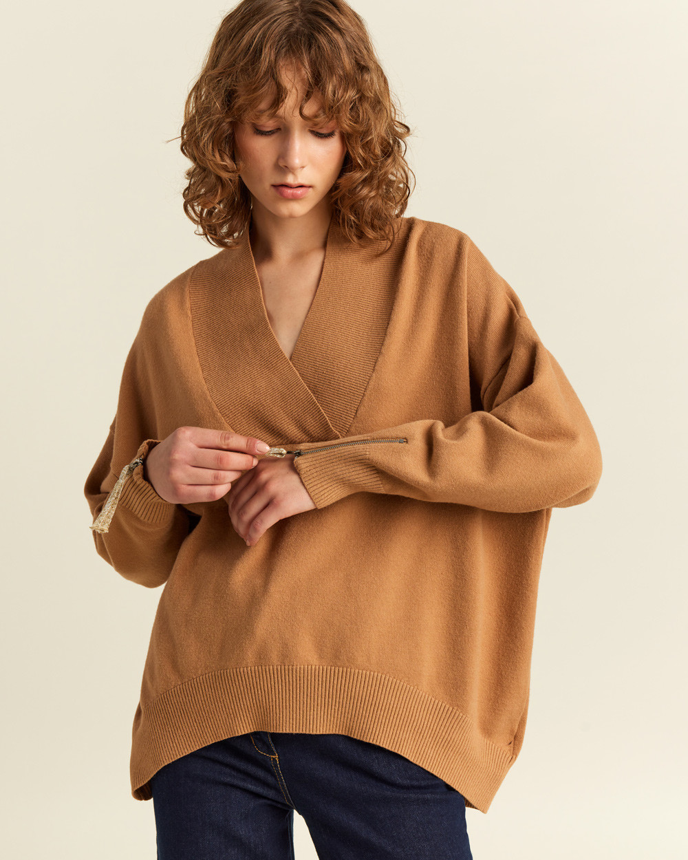 Πλεκτή μπλούζα σε φαρδιά γραμμή με "V"