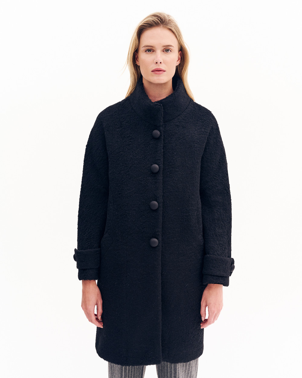 Παλτό μπουκλέ σε ίσια γραμμή