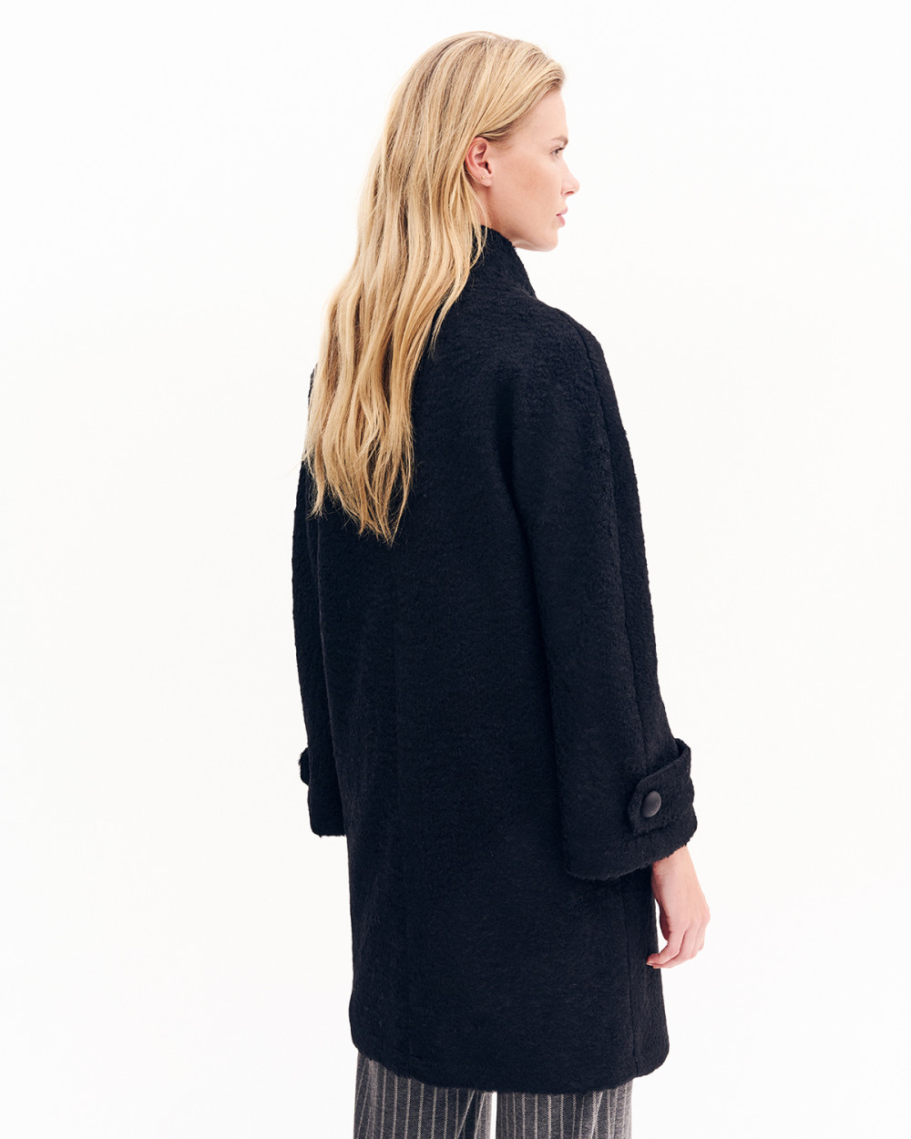 Παλτό μπουκλέ σε ίσια γραμμή