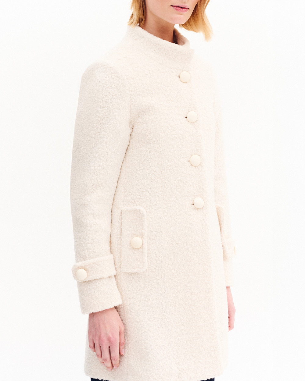 Παλτό μπουκλέ σε ίσια γραμμή