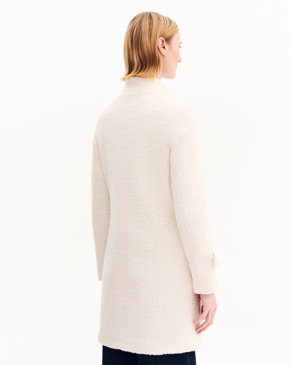 Παλτό μπουκλέ σε ίσια γραμμή