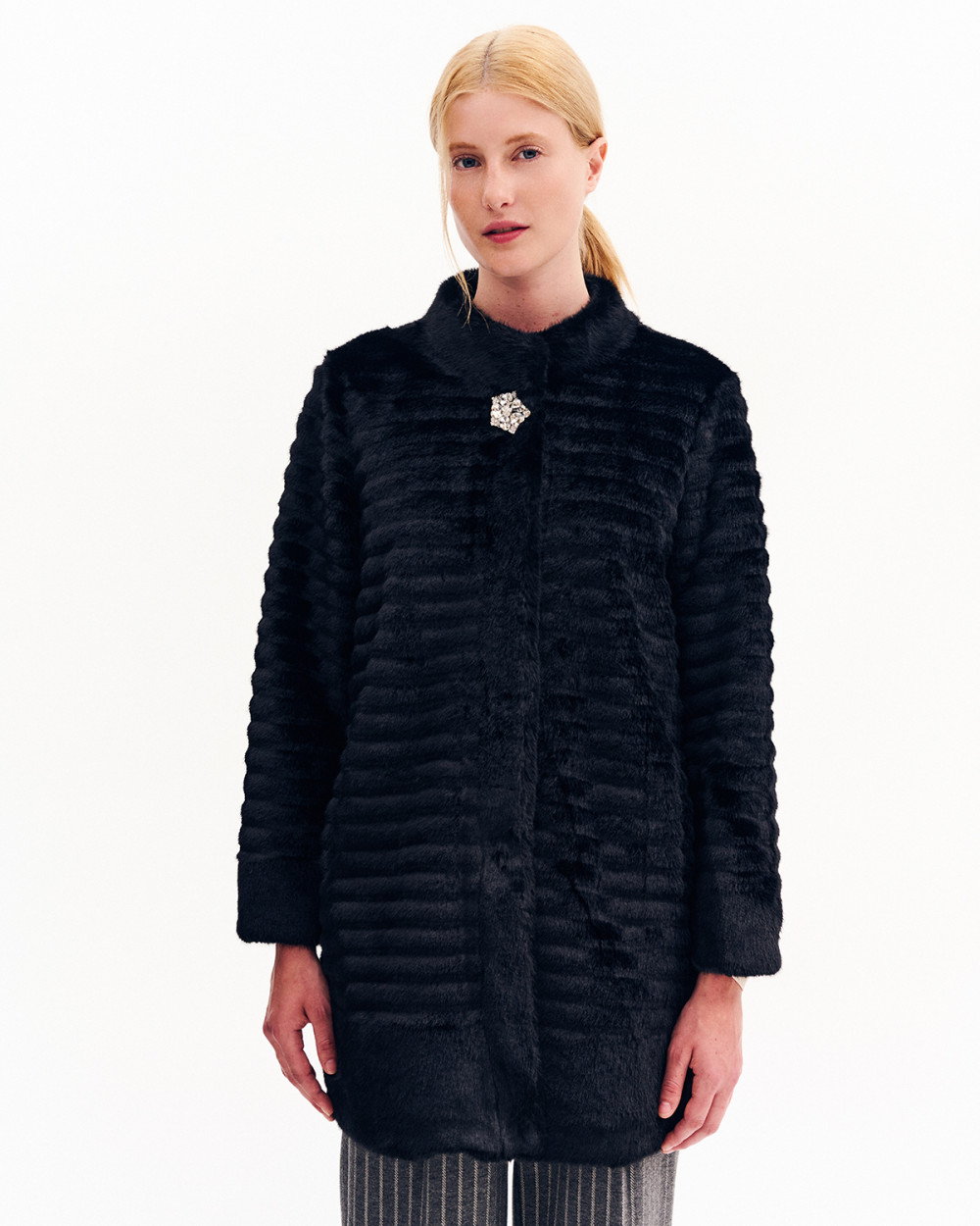 Γούνα με κουμπί strass