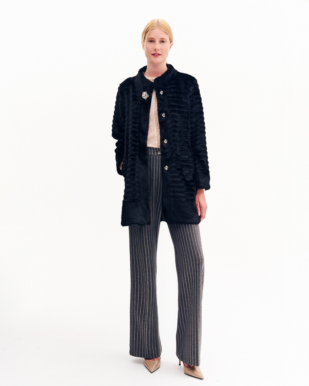 Γούνα με κουμπί strass