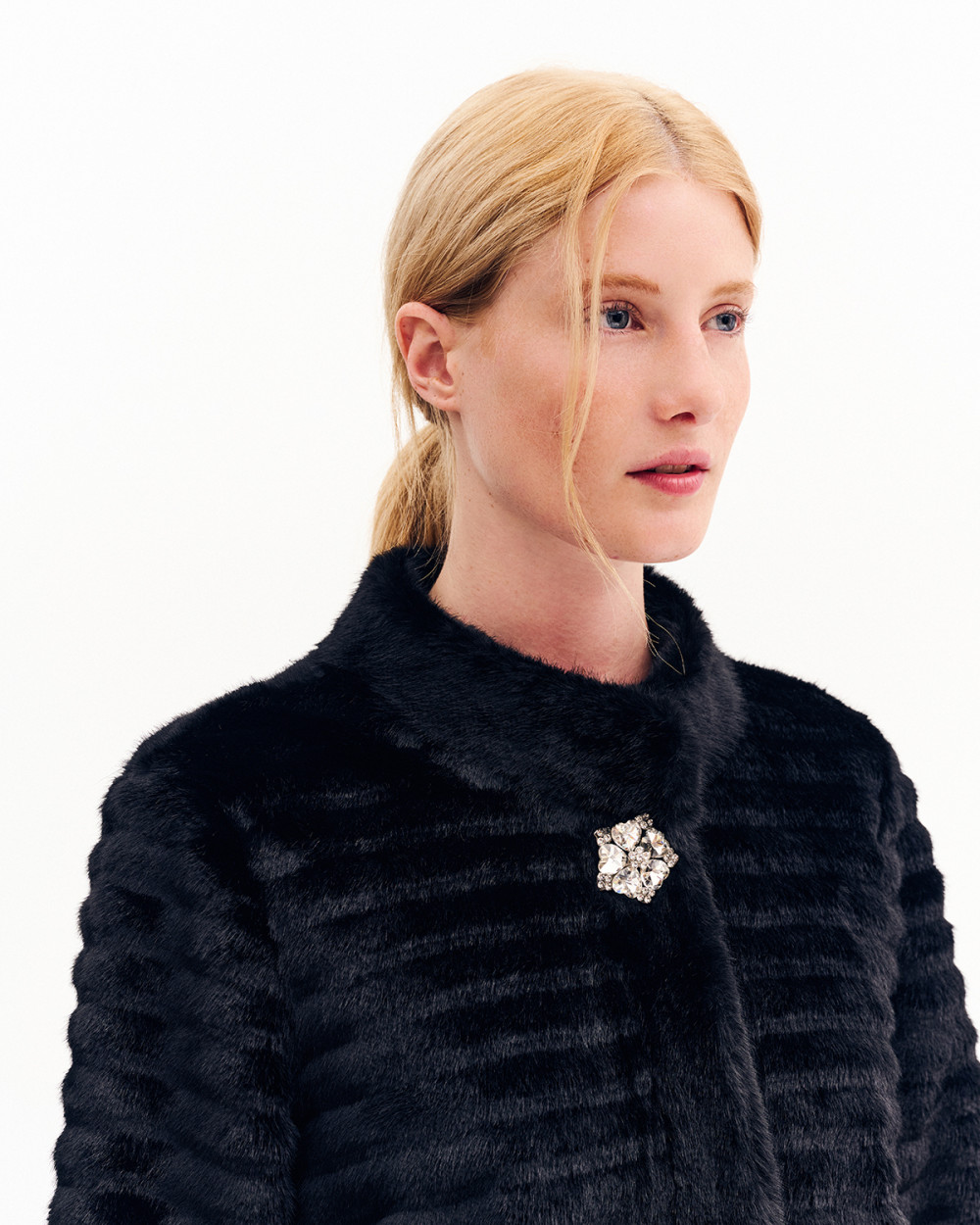 Γούνα με κουμπί strass