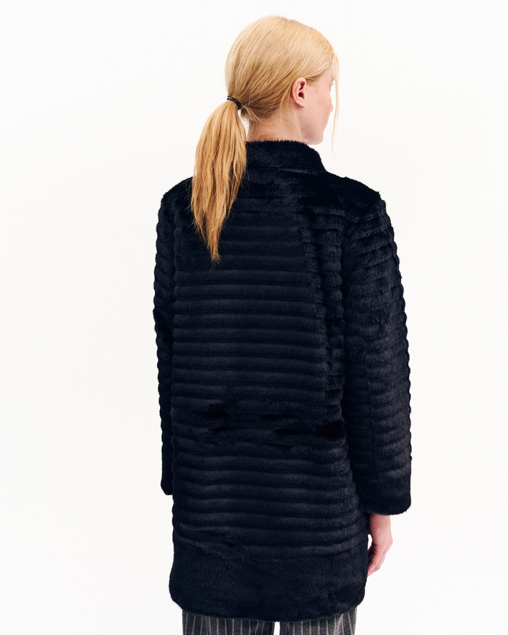 Γούνα με κουμπί strass