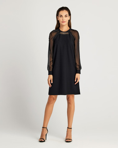 Φόρεμα με χρυσή αλυσίδα και διαφάνεια στα μανίκια