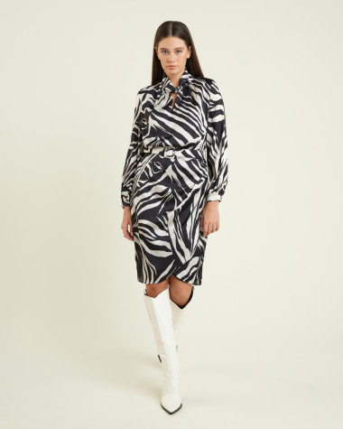 Φόρεμα satin με άνοιγμα στη λαιμόκοψη